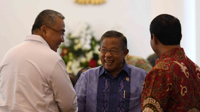 Menteri Koordinator Bidang Perekonomian, Darmin Nasution (tengah)
