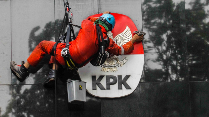 Seorang petugas sedang membersihkan logo Gedung KPK di Jakarta (Foto ilustrasi) 