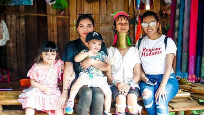Ashanty dan anak-anak foto dengan suku Karen di Long Neck Village
