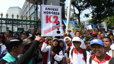 Guru honorer aksi unjuk rasa