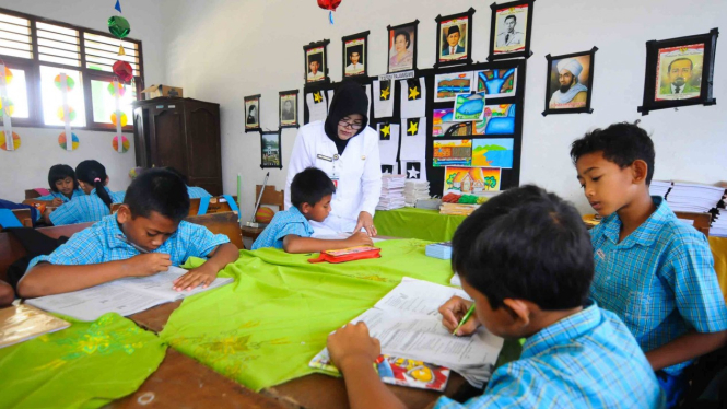 Ilustrasi guru mengajar di sekolah.