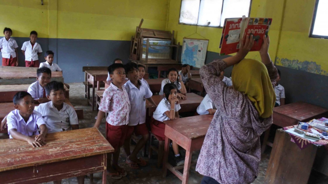 Guru mengajar di sekolah