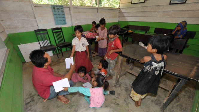 Guru mengajar di sekolah