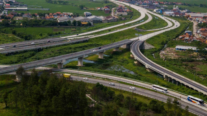 Foto udara persimpangan Jalan Tol Purwakarta-Bandung-Cileunyi (Purbaleunyi) dan Jalan Tol Soreang-Pasir Koja (Soroja) di Bandung, Jawa Barat.