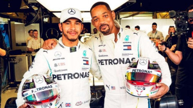 Lewis Hamilton (kiri) dan Will Smith