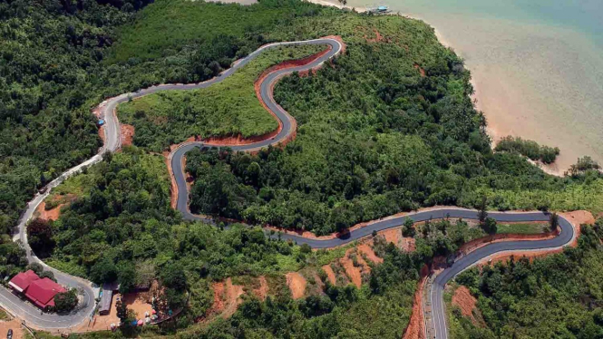 Foto udara jalan yang baru diaspal di Jalan Akses Wisata Mandeh, Pessel - Padang, di Tarusan, Pesisir Selatan, Sumatera Barat, Minggu, 25 November 2018.