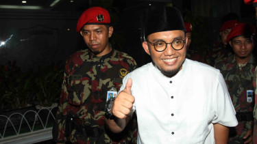 Mantan Ketua Umum PP Pemuda Muhammadiyah, Dahnil Anzar Simanjuntak (kanan)