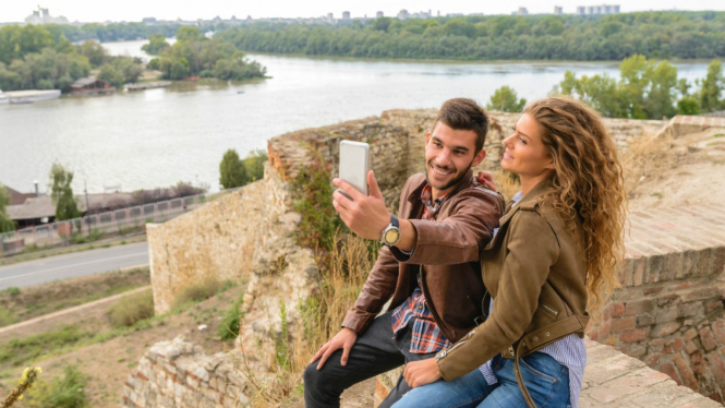 Ilustrasi pasangan selfie