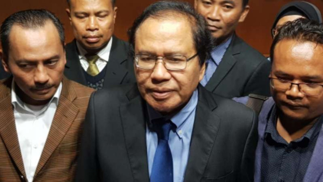 Rizal Ramli (tengah) di kantor Bareskrim Polri, Jakarta, Senin 26 November 2018.