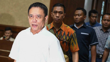 Gubernur Aceh nonaktif Irwandi Yusuf (kiri) bersiap menjalani sidang dengan agenda pembacaan dakwaan di Pengadilan Tipikor, Jakarta