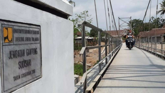 Jembatan Gantung Sudisari, di Magelang, Jawa Tengah.