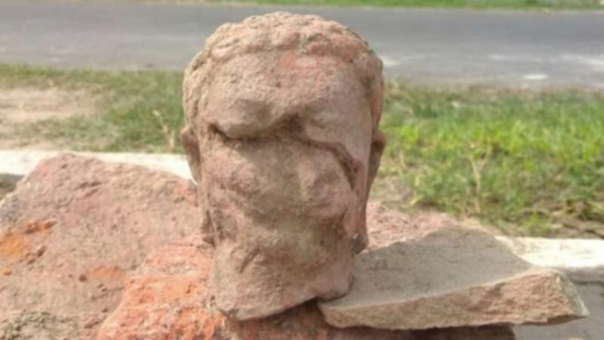 Arca patung kepala Buddha yang ditemukan di Desa Sriombo, Lasem, Rembang
