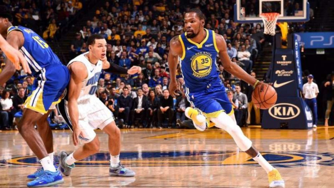 Bintang Golden State Warriors, Kevin Durant (kanan)