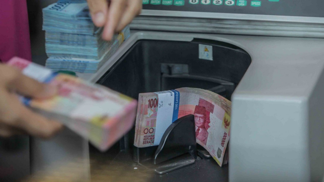 Rupiah/tunjangan hari raya (THR).