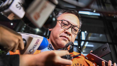 Bupati Pakpak Bharat Remigo Yolanda Berutu berjalan menuju mobil tahanan usai diperiksa di gedung KPK, Jakarta