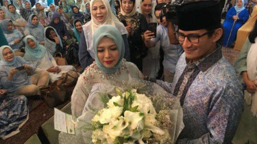 Sandiaga Uno memberi bunga kepada istrinya Nur Asia Uno saat ulang tahun beberapa waktu silam.
