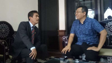 Gubernur Nusa Tenggara Barat Zulkieflimasyah (kanan).