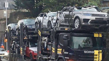Truk terobos kolong jembatan.
