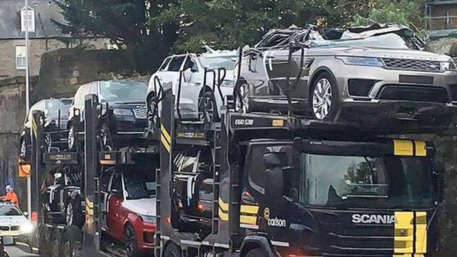 Truk terobos kolong jembatan.