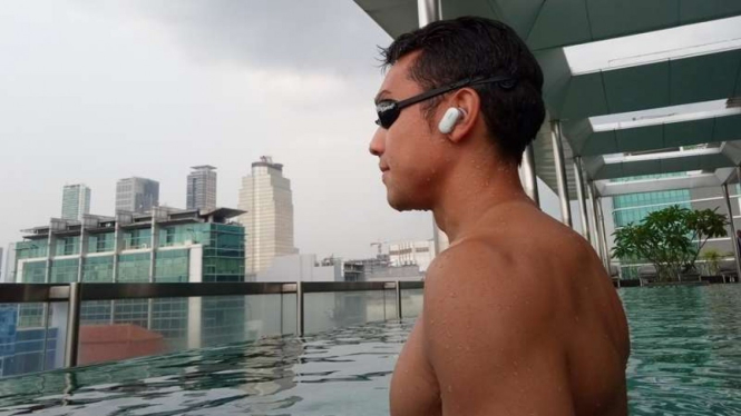 Uji coba Earphone Sony WF-SP900 di dalam air.