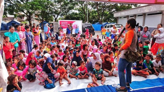 Posko kesehatan dan trauma healing untuk anak-anak pengungsi di Palu.