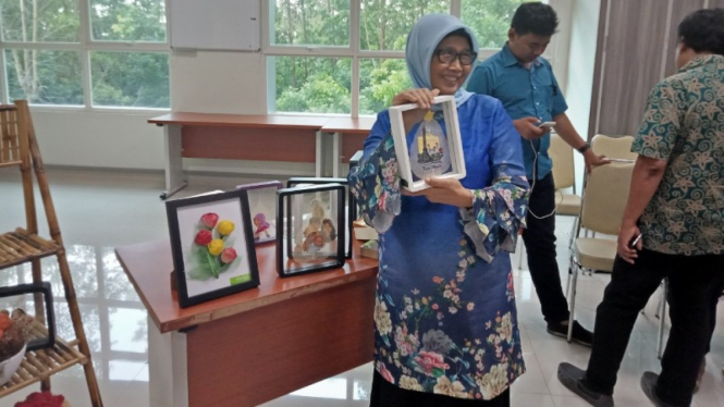 Pendiri Rasendriya Kriya Tulang Daun, Amin Retnoningsih. 