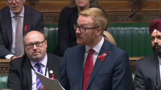 Lloyd Russell-Moyle menjadi anggota parlemen Inggris pertama yang mengakui mengidap HIV di depan sidang parlemen.