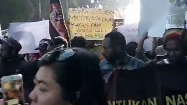 Aksi Aliansi Mahasiswa Papua di Jalan Pemuda Surabaya, Jawa Timur, pada Sabtu, 1 Desember 2018.