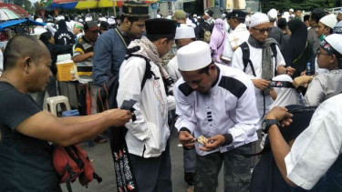Pedagang atribut dengan kalimat tauhid banjir konsumen