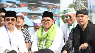 Fadli Zon (tengah), Ahmad Dhani (kiri), dan Adyaksa Dault (kiri) menghadiri Reuni 212 di Monas, Jakarta