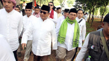 Calon presiden nomor urut 02, Prabowo Subianto (tengah) dan Fadli Zon (kedua kanan).