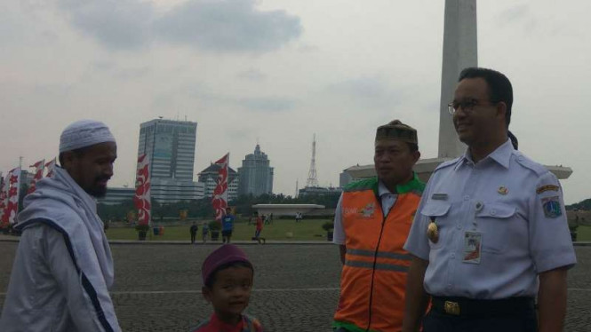Anies Baswedan sedang berbincang dengan peserta reuni 212.