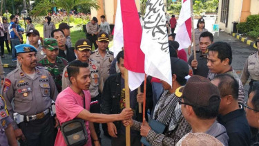 Massa bela tauhid dan cinta pancasila berdamai di Lombok.
