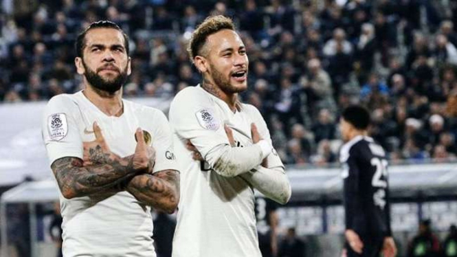 Penyerang Paris Saint-Germain (PSG), Neymar (kanan) dan Dani Alves