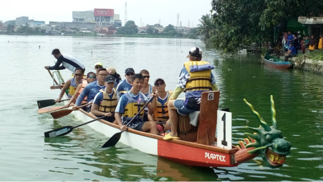 Festival Perahu Naga di Depok, Jawa Barat.