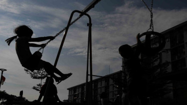 Sejumlah anak bermain di RPTRA Rusun Muara Indah, Jakarta