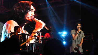 Duta (kanan) bersama Eross (kiri) personel Grup band Sheila On 7 melantunkan sebuah lagu saat konser di Medan, Sumatera Utara