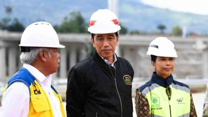 Presiden Joko Widodo (kedua kiri) berbincang dengan Menteri PUPR Basuki Hadimuljono (kiri) dan Menteri BUMN Rini Soemarno (kanan) saat akan meresmikan pengoperasian Jalan Tol Ciawi-Sukabumi Seksi 1 (Ciawi-Cigombong) di Gerbang Tol Cigombong, Bogor, Jawa B