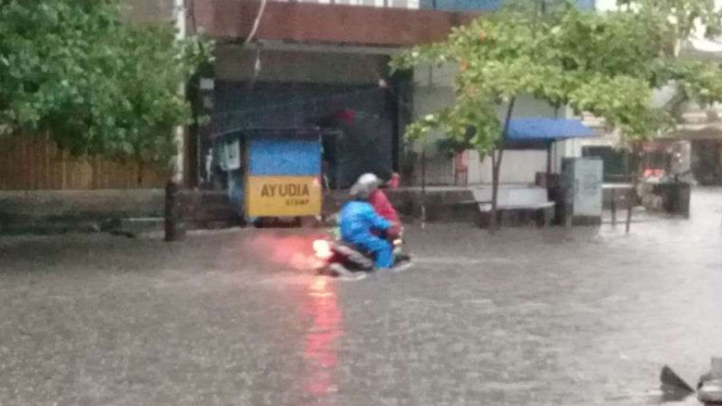 ilustrasi jalanan terendam banjir