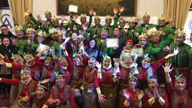 Ekspresi kegembiraan paduan suara JYC di Roma, Italia