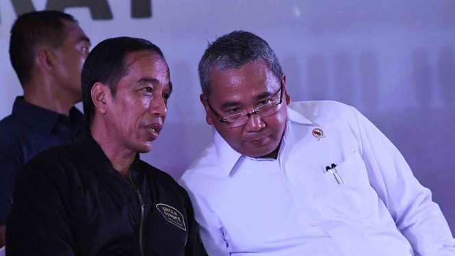 Presiden Joko Widodo (kiri) berbincang dengan Menteri Desa PDTT Eko Putro Sandjojo (kanan) ketika menghadiri sosialisasi prioritas penggunaan dana desa tahun 2019 di Lapangan Bola Bojong Kiharib, Cigombong, Kabupaten Bogor, Jawa Barat