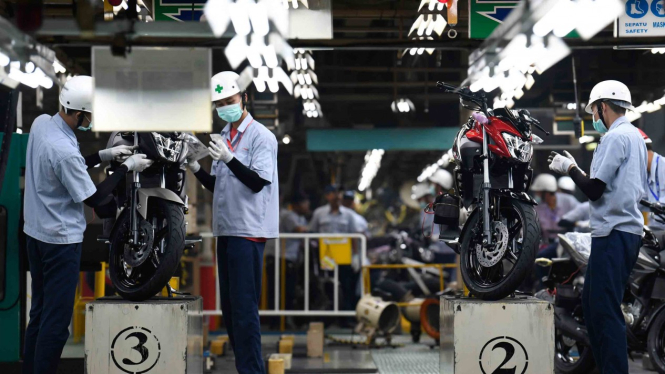 Karyawan melakukan pengecekan unit kendaraan di pabrik PT Yamaha Indonesia Motor Manufacturing, Jakarta
