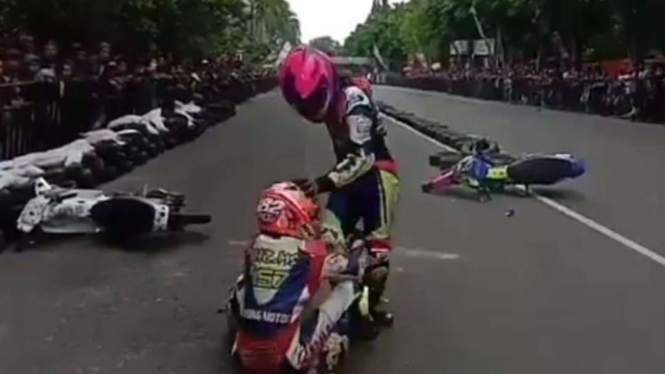 Dua pembalap road race berkelahi di Bojonegoro.