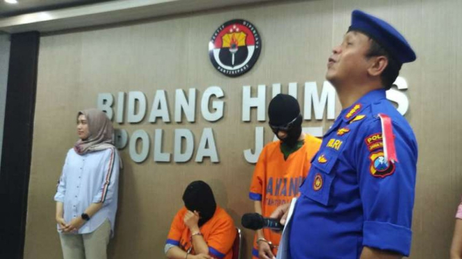 Polisi menunjukkan tersangka dan barang bukti kasus tarian telanjang rumah karaoke MB di Markas Polda Jatim, Surabaya, pada Selasa, 4 November 2018.