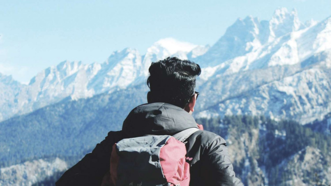 Ilustrasi traveling seorang diri.