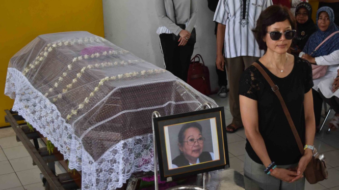 Putri sastrawan Nurhayati Sri Hardini Siti Nukatin atau NH Dini (82), Marie Claire Lintang Coffin (kanan) berdiri di samping peti jenazah ibunya sebelum proses kremasi di Krematorium Gotong Royong, Ambarawa, Kabupaten Semarang, Jawa Tengah, Rabu, 5 Desemb