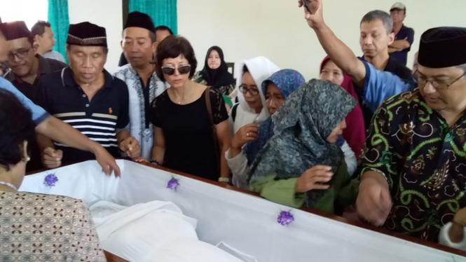 Putri kandung NH Dini melayat sang ibu
