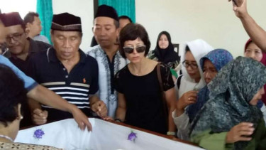 Marie Claire Lintang Coffin, putri mendiang novelis NH Dini?, saat upacara pelepasan jenazah di Krematorium Yayasan Sosial Gotong Royong, Ambarawa, Kabupaten Semarang, Rabu siang, 5 Desember 2018.