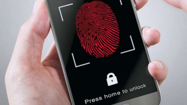 Smartphone dengan fingerprint scanner.