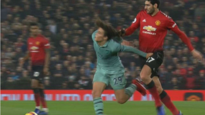 Aksi Marouane Fellaini jambak rambut pemain muda Arsenal, Matteo Guendouzi